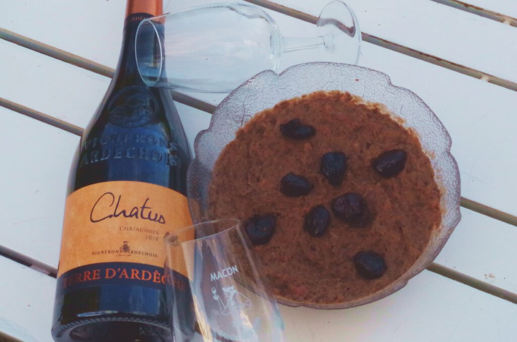 Lentils cream, bacon and shallots with a reduced wine sauce. Dish paired along with a Chatus single grape wine from Ardèche