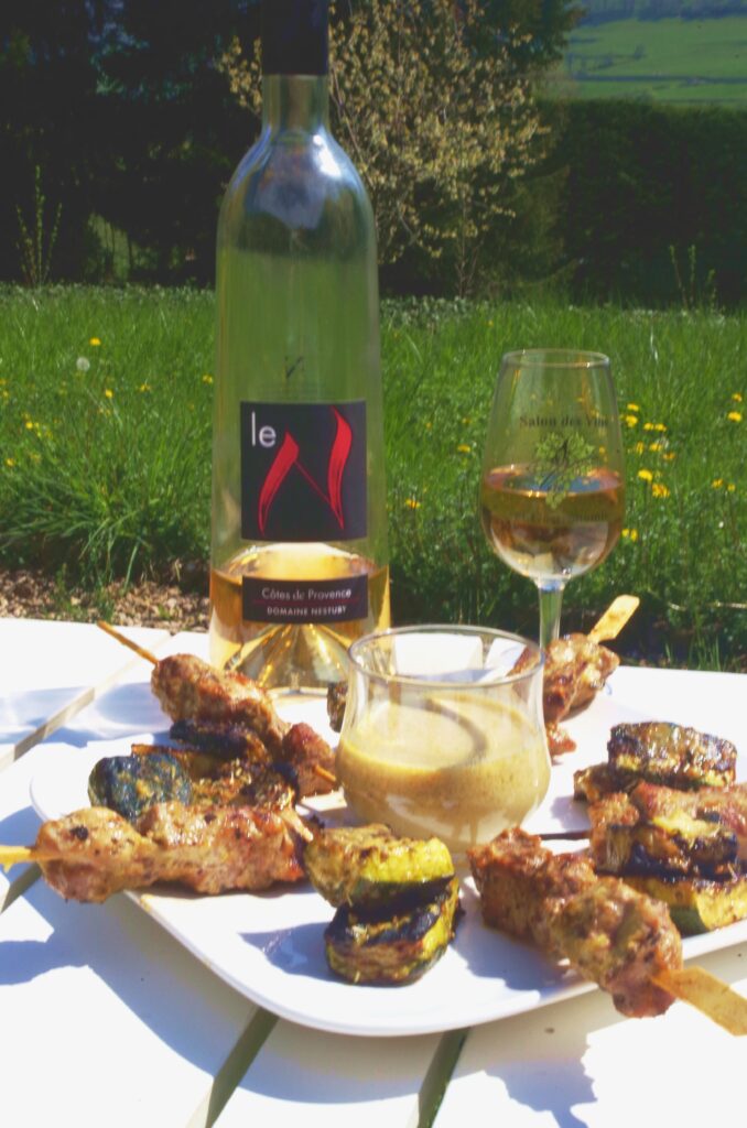 Chicken skewers with a Madras Curry sauce and zucchini paired with a Côtes de Provence C.D.O.