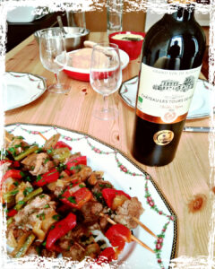 Wine pairing picture with a Côtes de Bourg together with kebab skewers